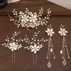 Clipes de cabelo 4 PCs Define pérolas de festas de casamento femininas pinos de pentes com brincos de clipes acessórios de flores de flor de cristal na faixa de cabelo