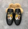 Desginer Chinelos Princetown Mulheres Homens Mocassins Sapatos Inverno Quente Chinelos De Pele Clássico Fivela De Metal Bordado Sandálias De Couro Padrão Slides Com Box35-45