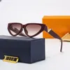 . Les lunettes de soleil conçues par la nouveauté sont un must pour les personnes à la mode avec des couleurs magnifiques