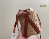 디자이너 -2023 디자이너 버킷 가방 여자 핸드백 작은 크기의 가방 잔디 짠 비치 가방 귀여운 길 잃은 가방 패션 핸드백 패션 크로스 바디 백