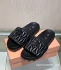 2023 nowy luksusowy projektant sandały damskie klapki na lato odkryte letnie buty na plażę moda marka Slip-on pantofel damski kobiece skórzane slajdy Matelasse miu