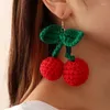 Pendientes colgantes bonitos de fresa roja para mujer, pendientes creativos con colgante de cereza tejido, fruta dulce tejida para niñas, venta al por mayor 2023