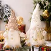 クリスマスの装飾長いひげのぬいぐる帽子とギフトの松葉杖ルドルフ人形の窓飾り木の装飾