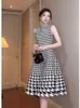 Damen ärmelloses lässige Kleider Slash Hals Schwarz Weißer Houndtooth Plaid Gird Print hoher Taillenkugel Gowm Knie Länge Vestidos Smlxlxxl2024