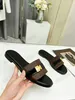 Düz katırlı kadın tasarımcı terlik deri kayış monogramlar slaytlar sandaletler kayma açık ayak parmağı casua summber flats kadınlar için konfor yastıklı taban