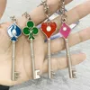 Anahtarlıklar 4 PC/Lot Evil Çinko Alaşım Anahtar Halka Zinciri Metal Poker Şekiyeti Kolye Yüzük Cosplay Otaku Çocuk Hediyesi