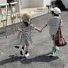 Kledingsets Broeder en zus bijpassende kleding zomer Koreaanse kinderkleding babymeisjes gestreepte jurk kinderen tweedelige set voor jongenspak 230505