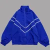 Kurtki mężczyzn Hip Hop Refleksyjne paski Męskie HARAJUKU Patchwork zamek błyskawiczny Windbreaker Streetwear Casual Loose Varsity Coats Unisex Blue 230505