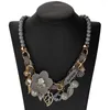 Ras du cou MINHIN collier de perles de mode pour les femmes pendentifs de déclaration de conception de fleur à la mode breloques de couleur or
