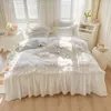 Juegos de cama 100% algodón Princesa coreana Juegos de cama blancos Colcha con volantes Flor bordada Funda nórdica Falda de cama Fundas de almohada Textiles para el hogar 230504