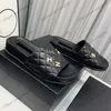 Owczelnia damska platforma obcasy kapcie designerstwo pikowana tekstura sprzętowe sandały Matelasse Sandały poślizgną