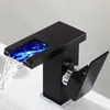 Badkamer Wastafel Kranen A9LB LED Licht Kraan 3 Kleuren Veranderende Waterval Uitloop Enkele Handgreep Gat Koud En Water Mixer