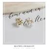 Orecchini a bottone Anello geometrico geometrico con perle rotonde squisite per le donne Orecchini a bottone con perno per orecchio regalo di fidanzamento da donna