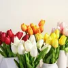 Ghirlande di fiori decorativi 1030pcs Fiori artificiali di tulipani Fiori al tocco reale Decorazioni di nozze Simulazione Mazzi di fiori Pu Tulipani per decorazioni di vasi per feste a casa 230505