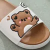 Slippers desenho animado urso de verão chinelos fofos chinelos internos casais casais de fundo grosso sola anti-slip masculino de mulheres sapatos 230505