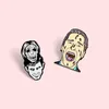 Broches alfileres Horror hombre mujer cabeza broche redondo corte Pin creativo dibujos animados calavera insignia esmalte Metal mujeres accesorios regalos