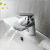 Robinets d'évier de salle de bains, robinet poli chromé, bec de cascade, lavabo à une poignée, bobine de plaque en céramique montée sur le pont