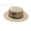 Sombrero de paja creativo con parte superior plana, sombrero de cubo de diseño delicado con mini cinturón, casquette único con triángulo de metal, gorra de diseñador de playa que viaja a la moda como regalo PJ066 B23