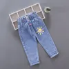 Джинсы детская девочка цветочные мультфильмы длинные брюки весенняя осень граффити рисовать печатные брюки с дырой детской джинсовой ткани 230506