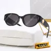 Moda Tasarımcı Güneş Gözlüğü Kadınlar için Altın Toka Erkekler Güneş Gözlüğü Luxurys Güneş Gözlükleri UV400 TRICI TATİL Gözlükleri Tam Çerçeve Gözlük