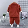 Familjsmatchande kläder Spring Baby Children kläder passar pojkar corduroy kappa t shirt byxor 3 st. Set barn småbarn mode bomullsspårning 0 4 år 230506