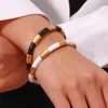 Bangle waterdichte dikke dikke verklaring emaille zwart witte strip manchet armbanden armbanden voor vrouwen verguld roestvrij staal