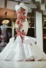 Красно-белые 3D цветочные цветы Свадебные платья-русалка 2023 Корсет на шнуровке Милая атласная бисероплетение с рюшами и рюшами Южно-арабские свадебные платья 322