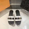 2023 Designer slippers vergrendelen het platte bodem sandaal vrouwen platte sandalen glijbanen monogrammen plaid open-teen set voet vakantie strand vlakke slippers casual schoenen glijbaan