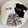 Baby Designer T -shirt Kinderkleding Kinderkleding Twee stuk set Kid Kleed Poddler Sets jongens meisjes kleding luxe merk Moschi zomerbeerpatroon met brief