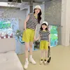 Familjsmatchande kläder Baby Girl och Mother Outfit Mamma och dotter T-shirt Shorts Passar Kvinnokläder Set Parent-Child Matching Summer Clothes 230506