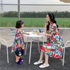 Dopasowanie rodzinnych strojów matka i córka sukienka letnich rodzic-dziecko pasujące do kwiatowych wzorów dla kobiet odzież ubrania dziewczynki 230506
