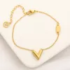 Love Bracelet Designer 18k gouden sieraden High Sense Women's Gift Letter v armband verjaardag roestvrijstalen sieraden groothandel