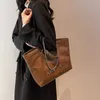 Monederos baratos a la venta Bolso de gran capacidad para mujer otoño e invierno nueva cadena de moda hombro versátil bolso de mano para viajes