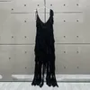 Casual Dresses Sexig V-ringning Lace-up Black Long Women's Dress Handgjorda päls trim Skär oregelbundet staplade Tassel-hängslen för kvinnor 2023