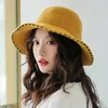 Berets 2023 Зимний ведро шляпа корейский рыбак вязаная женщина Желтая Горрас теплый ветрозащитный дизайн одежды