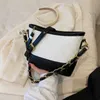 Errant petit vent parfumé Lingge Chain Underarm Bag 2023 Nouveau sac à bandoulière simple épaule noir et blanc pour les magasins d'usine des femmes 70% de réduction