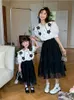 Dopasowanie rodzinne stroje rodzica-dziecko noszone matka i córka Koreańska wersja dziewczyny Mała zapachowa koszulka Koszulka Dwuczęściowa set Summer 230506