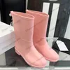 Botas de chuva de designer para mulheres clássicas sola de borracha impermeável ao ar livre sapato casual luxo senhoras rosa meninas deslizamento em sapatos de lazer de salto baixo com saco de poeira