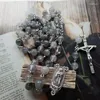 Colares pendentes QIGO vintage Black Stone Cross Rosário Colar Jóias Religiosas Católicas para Homens Mulheres