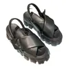 Högkvalitativ kvinnor läder sandaler gummi sandal designer lady plattform glider triangel metall tofflor retro strandskor runt tå romerska sandaler