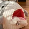 Mattor härlig hajformad husdjur grotthus mjuk komfort semenclosed hundar katter sovande säng bon antislip tvättbar katt hundförsörjning