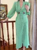 Freizeitkleider Damen Seide schwere Stickerei Kleid grün kariert Druck Dame V-Ausschnitt Taille Midi