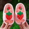 النعال النعال الجديد Strawberry Kids Slippers for Boys Summer Beach Slippers Indoor Slippers Cute Girls Home Home Shoes Non Slip Cute Kids Slippers R230816