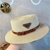 Sombrero de paja creativo con parte superior plana, sombrero de cubo de diseño delicado con mini cinturón, casquette único con triángulo de metal, gorra de diseñador de playa que viaja a la moda como regalo PJ066 B23