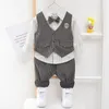 Familie Passende Outfits Kinder Kinder Gentleman Kleidung Anzug Geburtstag Hochzeit Elegantes Set Baby Jungen Freizeitkleidung Gestreiftes Hemd Weste Hosen Kostüm 230506