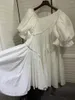 Casual klänningar kvinnor tung vävd lykta ärm oregelbunden vit lös klänning