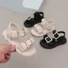 Sandals Girl Sapatos planos Summer Fashion Children Fivelele Open Toe Little Black G02103 230505