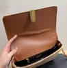 Kadın örgü haberci çanta saman omuz crossbody cüzdan yüksek kaliteli çanta çantası moda altın donanım mektup püskül dekorasyon zinciri debriyaj kanat çantaları