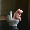 Objets décoratifs Figurines Cochon mignon assis sur les toilettes Animal Cochon PVC Modèle Action Figure Décoration Mini Kawaii Jouet pour Enfants Cadeau pour Enfants Décor À La Maison 230506