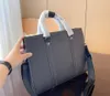 Luxe mannen Designer aktetassen Zakelijke tas Echte lederen laptop Crossbody Schoudertassen Zipper Letter Interieur Slot enkele massieve handtas Mens luxe draagtas